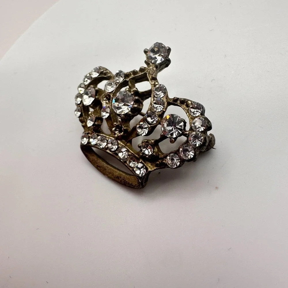 Vintage‎ 80s White Glass Silver Tone Crown Brooch Pin Royal Regency Jewelry
